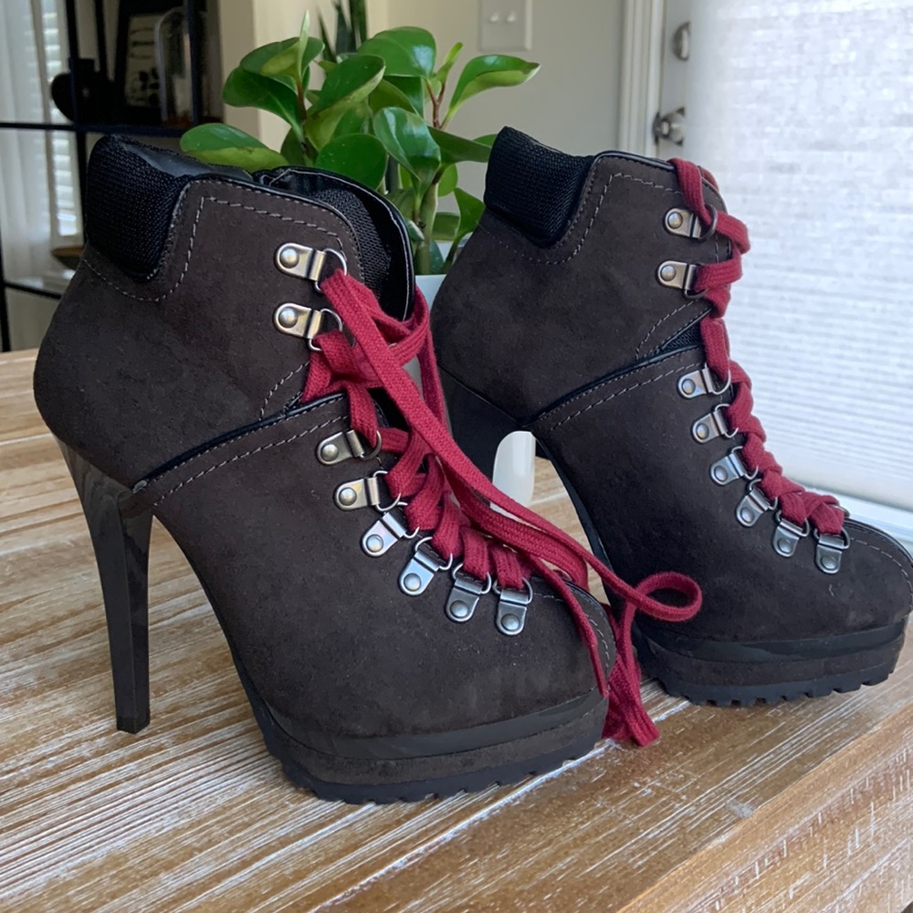 Casual mountain boots with heels